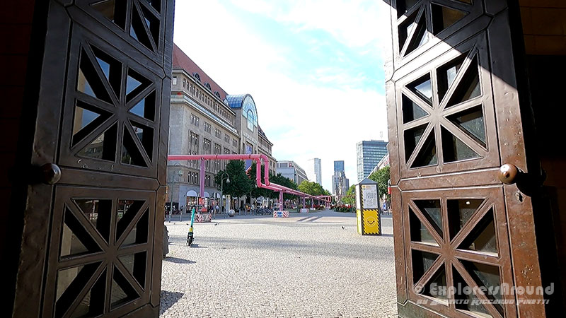 Tubi colorati di rosa di fronte al centro commerciale KaDeWe di Berlino Explorers Around