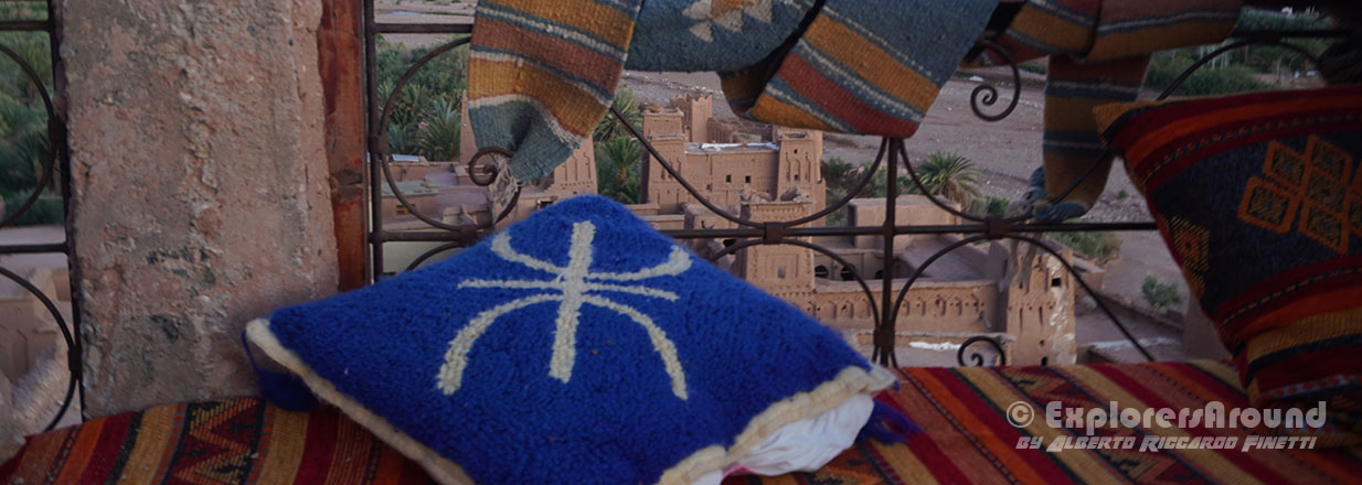 Ait-Ben-Haddou, antica kasbah in Marocco, patrimonio UNESCO, con torri di terra cruda e mura intricatamente decorate, icona dell'architettura tradizionale marocchina Explorers Around