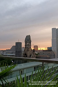 vista sulla chiesa del dente cariato al tramonto dalla terrazza del monkey bar vicino lo zoo di berlino nel quartiere charlottenburg Berlino Explorers Around