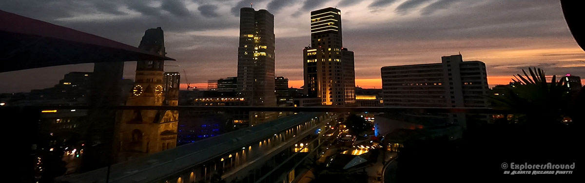 vista dal rooftop del Monkey Bar Berlino sul Dente Cariato e lo zoo di Berlino quartiere Tiergarten explorers around