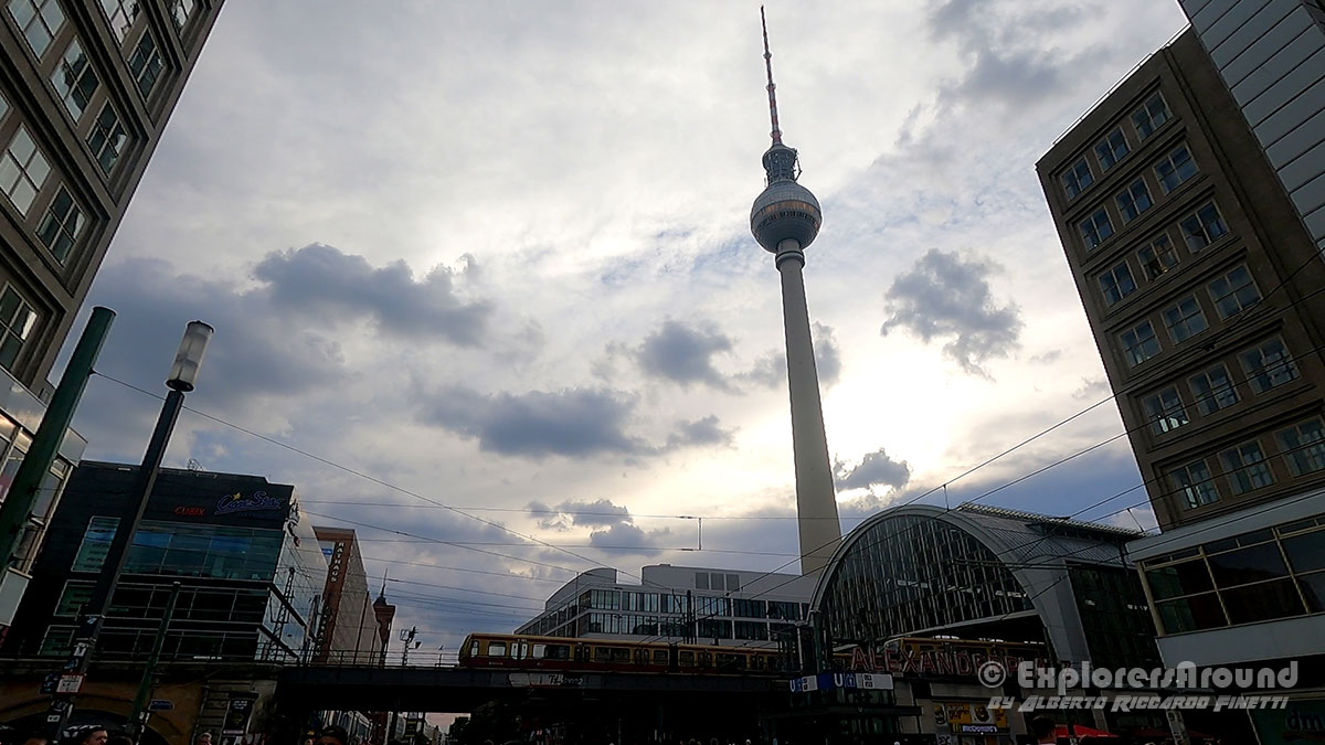 alexanderplatz piazza alexander nel quartiere mitte di berlino con la stazione la torre della televisione e l'orologio del mondo berlino germania explorers around