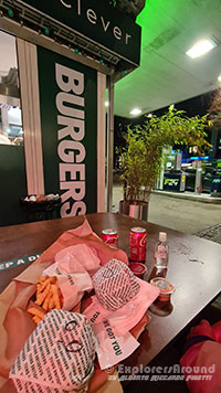 cena da Gasoline Grill, hamburger, un piccolo chiosco ristorante dentro una stazione di servizio Copenaghen Danimarca