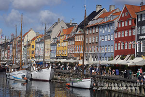 il porto di Nyhavn con le sue caratteristiche case colorate. La Copenaghen da cartolina, Danimarca