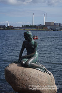 la famosa statua della Sirenetta (The Little Mermaid) in Copenaghen, Danimarca