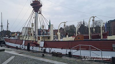 una nave nei presso del castello di Kronborg, il castello di Amleto Shakespeare a Helsingor in Danimarca Copenaghen