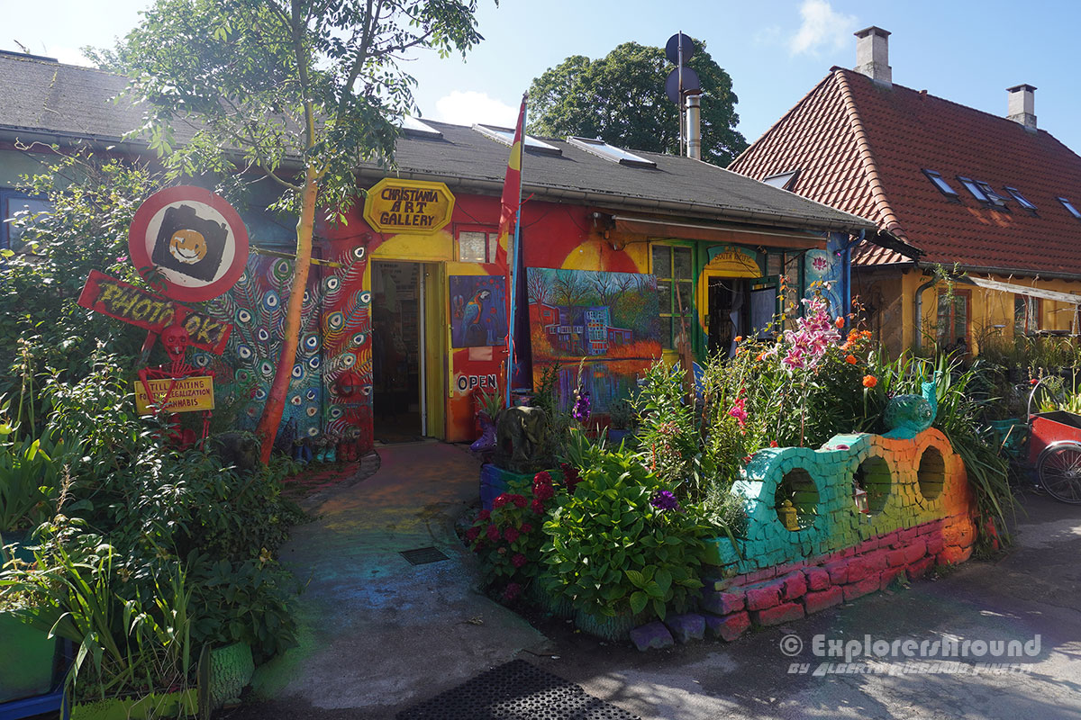 casa colorata dentro il quartiere comunità di Christiania a Copenaghen Danimarca