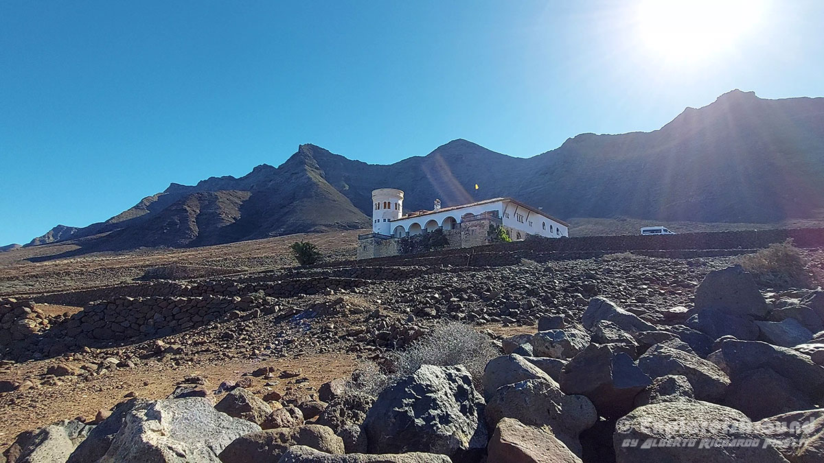 la misteriosa casa winter a cofete di fronte la spiaggia di cofete a jandia fuerteventura isole canarie explorers around