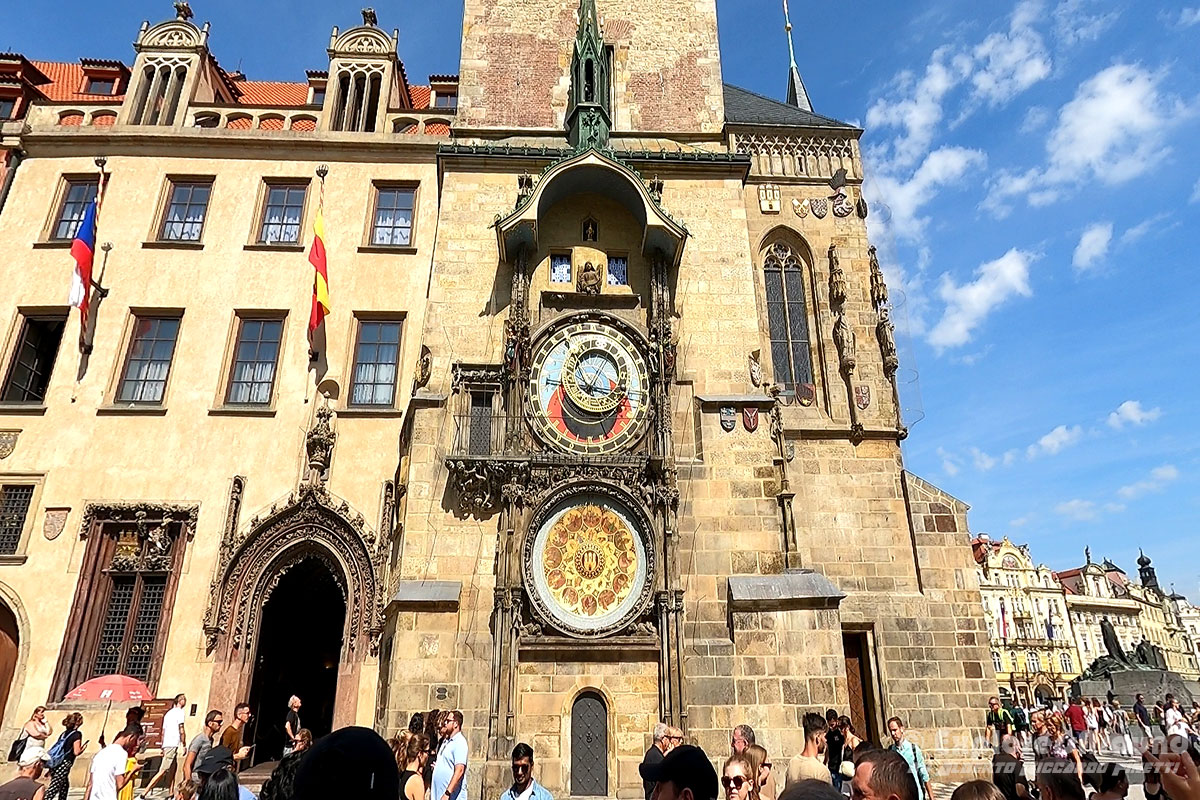 il famoso orologio astronomico di Praga situato nella Città Vecchia a Praga Repubblica Ceca Explorers Around