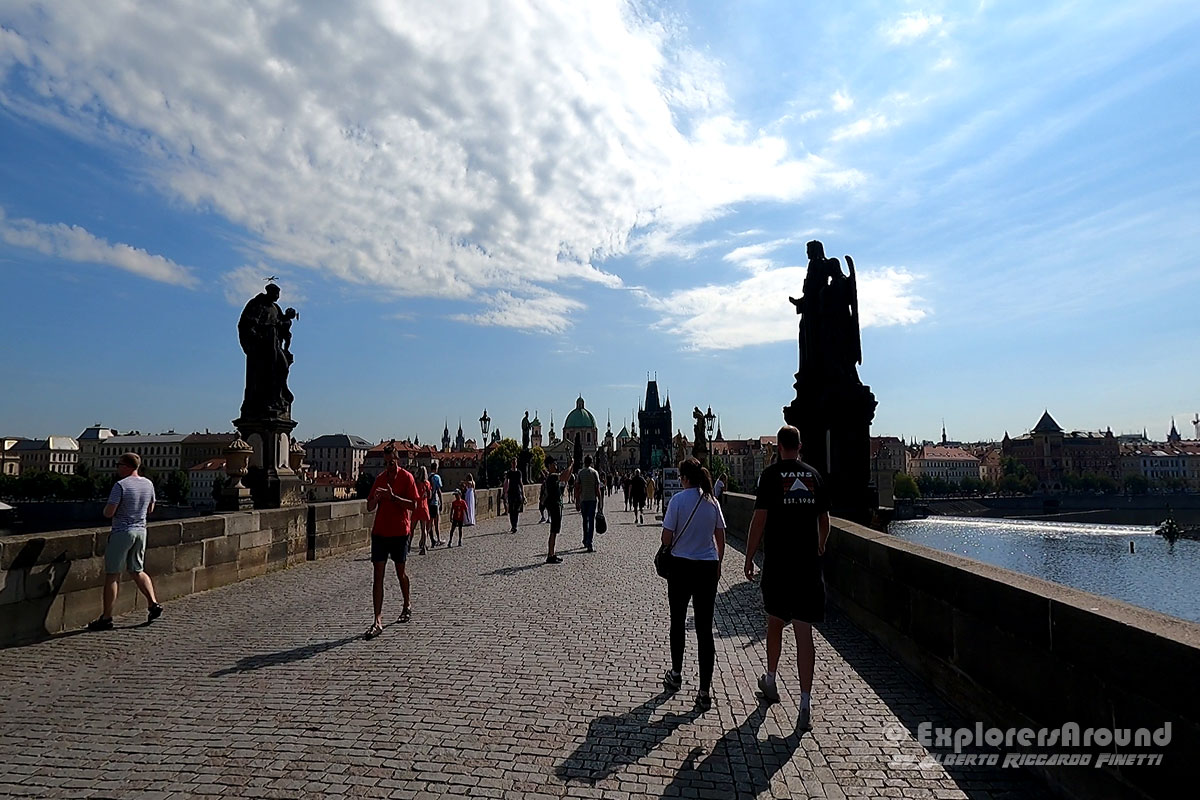 camminando sul ponte Carlo dal quartiere di Malà Strana verso la Città Vecchia Praga Repubblica Ceca Explorers Around