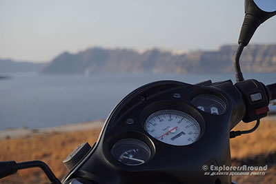 vista della caldera di Santorini Grecia da un punto panoramico con in primo piano lo scooter noleggiato Explorers Around
