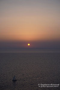 tramonto dal faro di akrotiri a Santorini Grecia Explorers Around