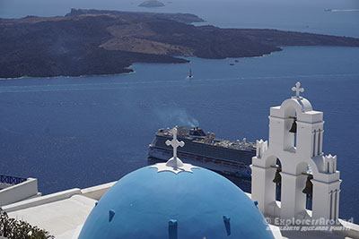 Chiesa delle tre campane di Fira con dietro una nave da crociera a Santorini Grecia Explorers Around
