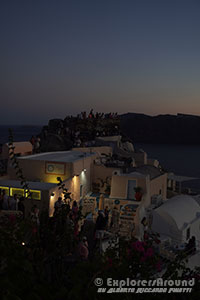 Gente sul Castello Veneziano di Oia Santorini Grecia Explorers Around