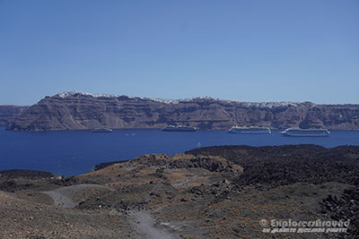 vista della caldera di santorini e villaggi di fira e oia dall'isola di nea kameni vulcano Santorini Explorers Around