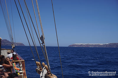 Sulla barca verso il volcano di Nea Kameni, poi le sorgenti termali di Palea Kameni e infine l'isola di Thirasia Santorini Explorers Around
