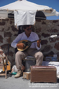 Un musicista locale suona musica tradizionale greca a Oia Santorini Explorers Around