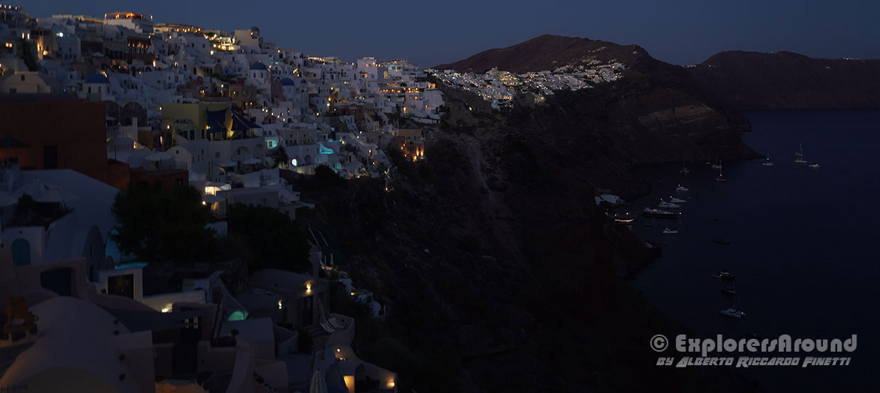 foto dal castello veneziano di oia di notte sull'isola di santorini explorers around