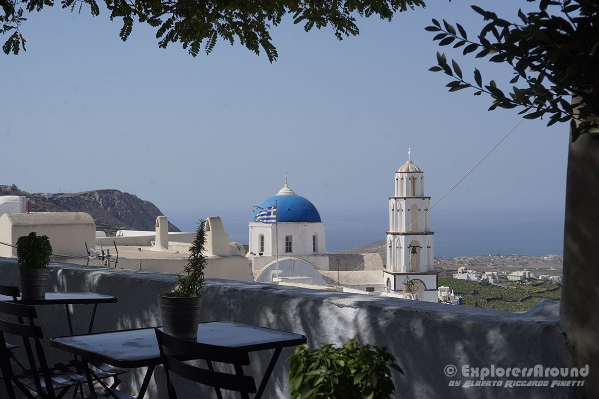meravigliosa vista sul castello di pyrgos da una terrazza nel villaggio di pyrgos sull'isola di santorini isole cicladi grecia explorers around