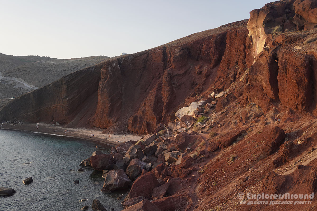 la spiaggia rossa red beach sull'isola di santorini isole cicladi grecia explorers around