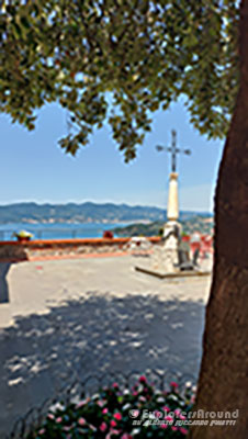 punto panoramico in La Serra di Lerici, piazza principale da dove si ammira l'intero golfo dei poeti liguria italia explorers around