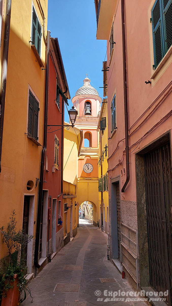 camminando per i caruggi di la serra di lerici nel golfo dei poeti la spezia italia explorers around