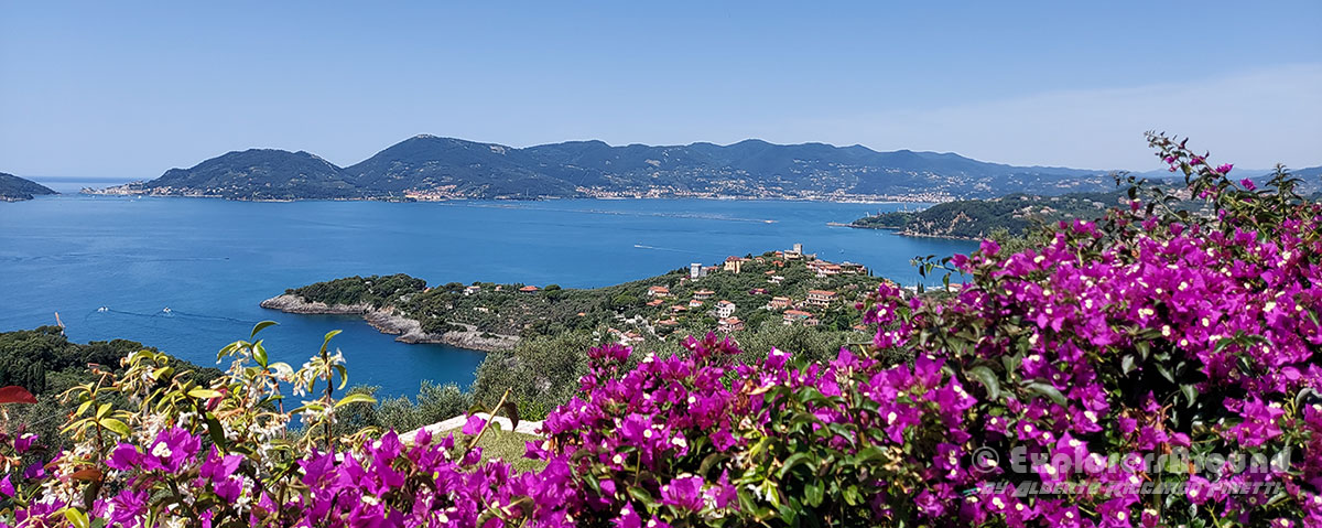 il Golfo dei Poeti, con i suoi borghi e le sue isole, visto dal piccolo borgo arroccato di La Serra di Lerici Liguria Italia Explorers Around