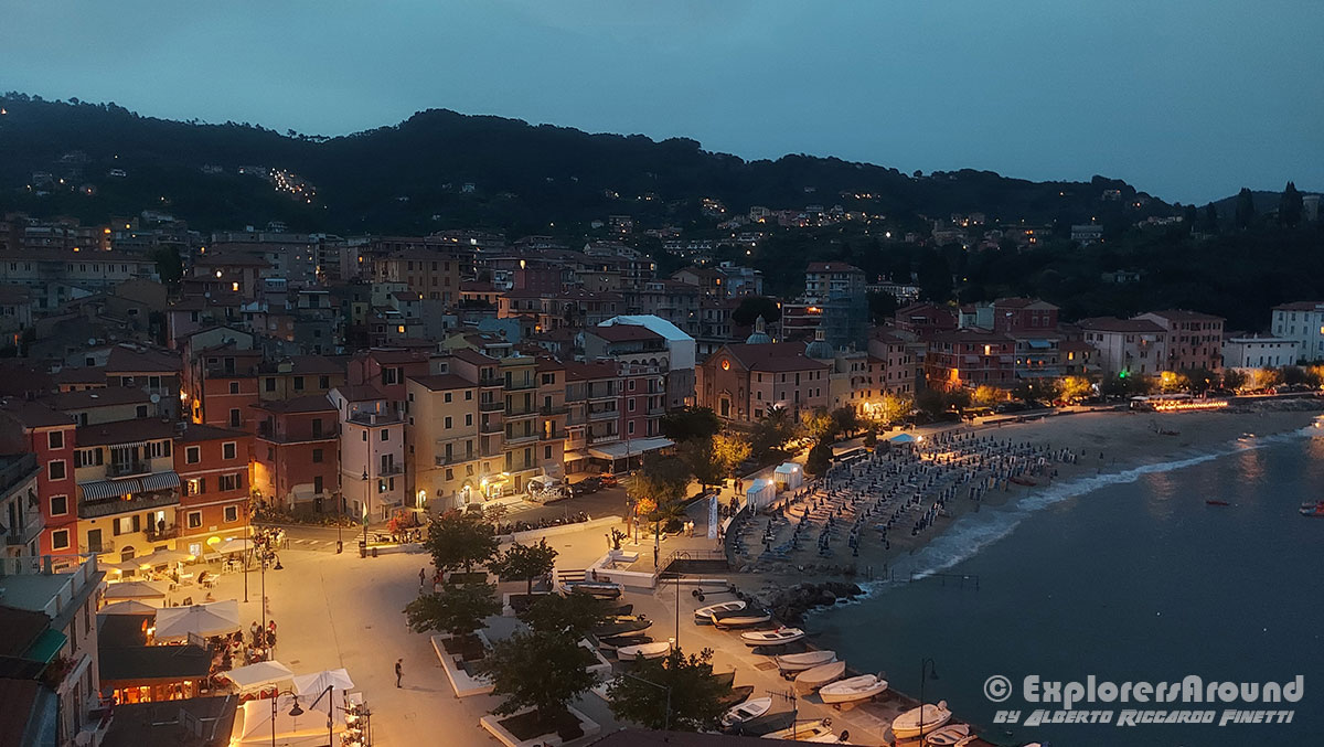 vista sul golfo dei poeti di notte dal castello di san terenzo la spezie italia explorers around